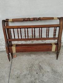 letto singolo e comodino in legno 