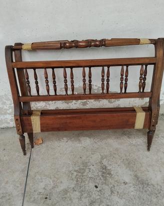 letto singolo e comodino in legno 