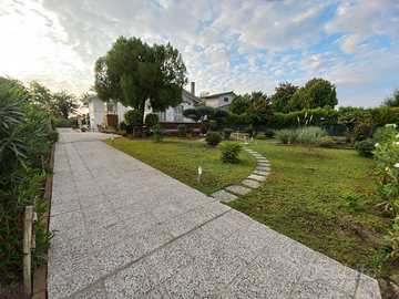 Bifamiliare/villa singola composta da due unità ab