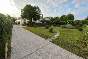 Bifamiliare/villa singola composta da due unità ab