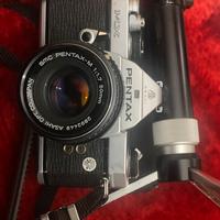Fotocamera Pentax MX con accessori