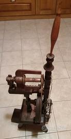 antico arcolaio verticale a pedale 