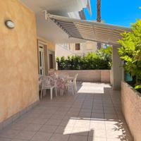 Ampio trilocale con giardino a 50 m dal mare