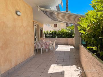 Ampio trilocale con giardino a 50 m dal mare