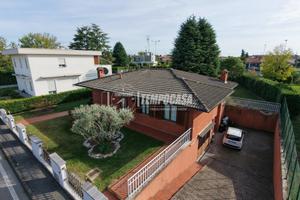VILLA SINGOLA CON AMPIO GIARDINO
