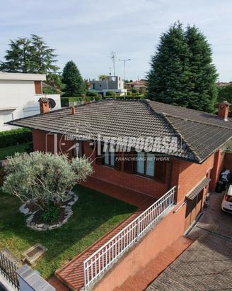 VILLA SINGOLA CON AMPIO GIARDINO