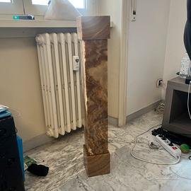 Colonna in marmo forma quadrata