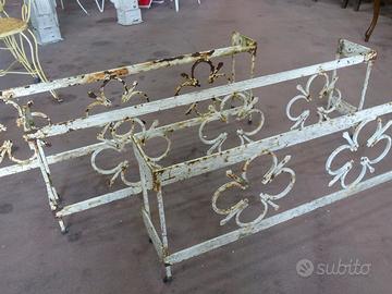 Vecchie fioriere in ferro