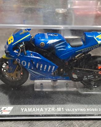 Modellino Yamaha YZR-M1 2004 Valentino Rossi