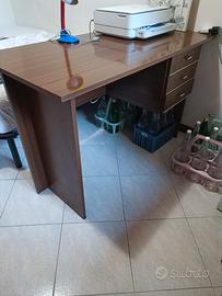 scrivania con tre cassetti 