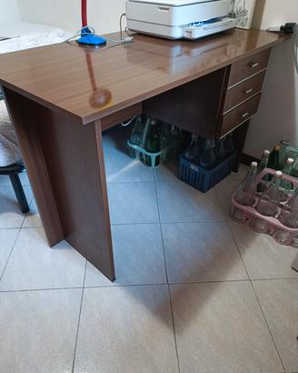 scrivania con tre cassetti 