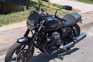 Moto Guzzi V7 Stone | 2021