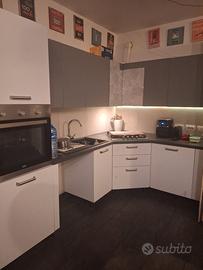 cucina angolare con frigo/tavolo/poltrona recliner