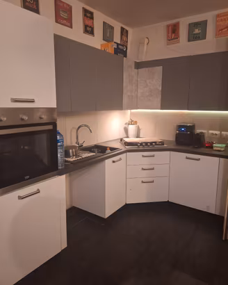 cucina angolare con frigo/tavolo/poltrona recliner