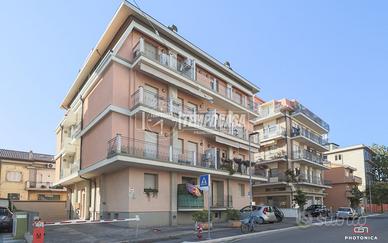 TRILOCALE CON AMPIO BOX AUTO A CATTOLICA