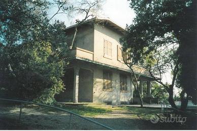Villa di 300 m² con più di 5 locali e box auto a B
