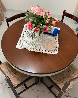 TAVOLO ROTONDO + 6 SEDIE IN LEGNO – €220