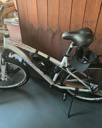bici con dischi  anteriore e posteriore 