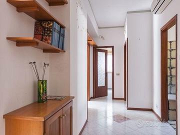 Ampio appartamento 4 vani e box auto