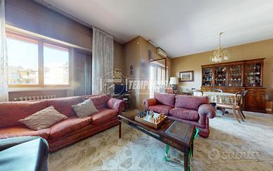 5 VANI CON AMPI BALCONI E BOX AUTO