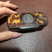 Scatola depica con medagli