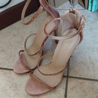 Scarpe aperte con tacco 