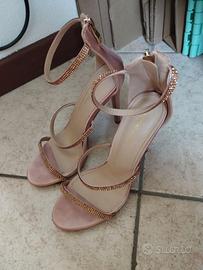 Scarpe aperte con tacco 