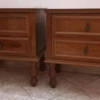 Comodini in solido legno.