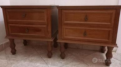Comodini in solido legno.