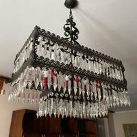 Lampadario vintage in ferro battuto e cristalli