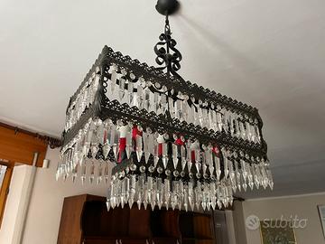 Lampadario vintage in ferro battuto e cristalli