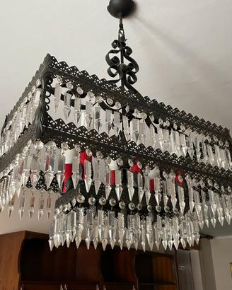 Lampadario vintage in ferro battuto e cristalli