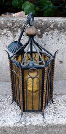 Lampadario in ferro battuto e vetro