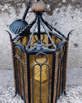 Lampadario in ferro battuto e vetro