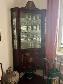 Vetrina angolare stile Luigi XVI