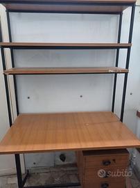 Scrivania con libreria e cassetti