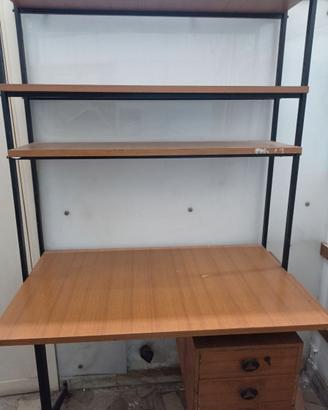 Scrivania con libreria e cassetti