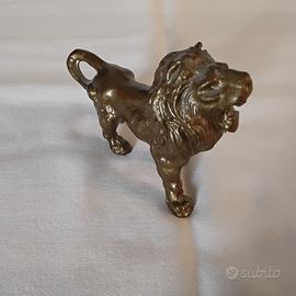 vecchia statua di leone