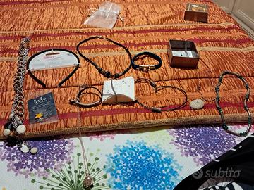 Lotto 11 articoli di bigiotteria più un cerchietto