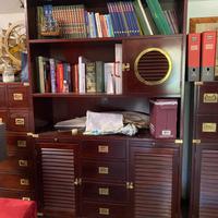 Elegante libreria stile marina con oblò