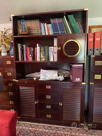 Elegante libreria stile marina con oblò