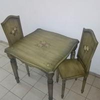 Tavolo e sedie in legno dipinto