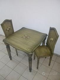 Tavolo e sedie in legno dipinto