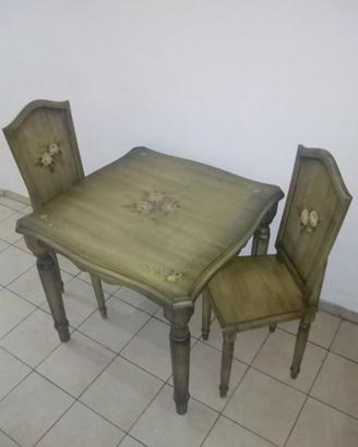 Tavolo e sedie in legno dipinto