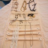 Set di bigiotteria, con contenitore. lotto 725