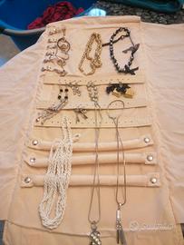 Set di bigiotteria, con contenitore. lotto 725