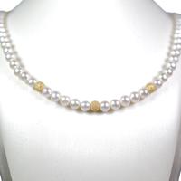 Girocollo con perle e sferette in oro