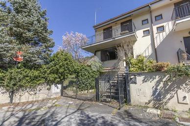 VILLA A SCHIERA D'ANGOLO A MORLUPO