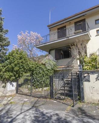 VILLA A SCHIERA D'ANGOLO A MORLUPO