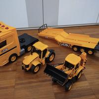 Camion JCB con rimorchio escavatore e trattore 